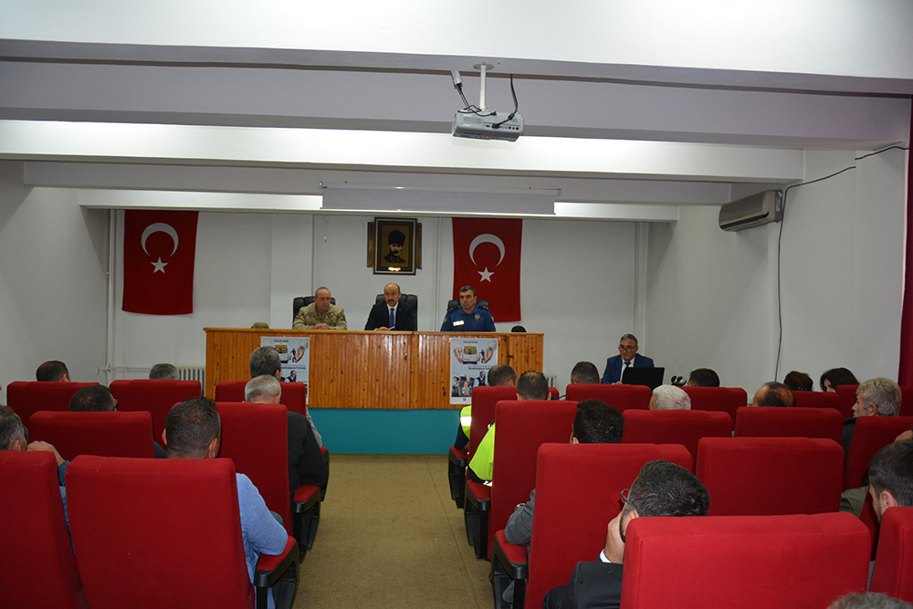 Kaymakamımız Sn. Süleyman ARAT başkanlığında “2023-2024 Eğitim Öğretim Yılında Alınacak Asayiş/Trafik Tedbirleri"  temalı toplantı gerçekleştirildi.